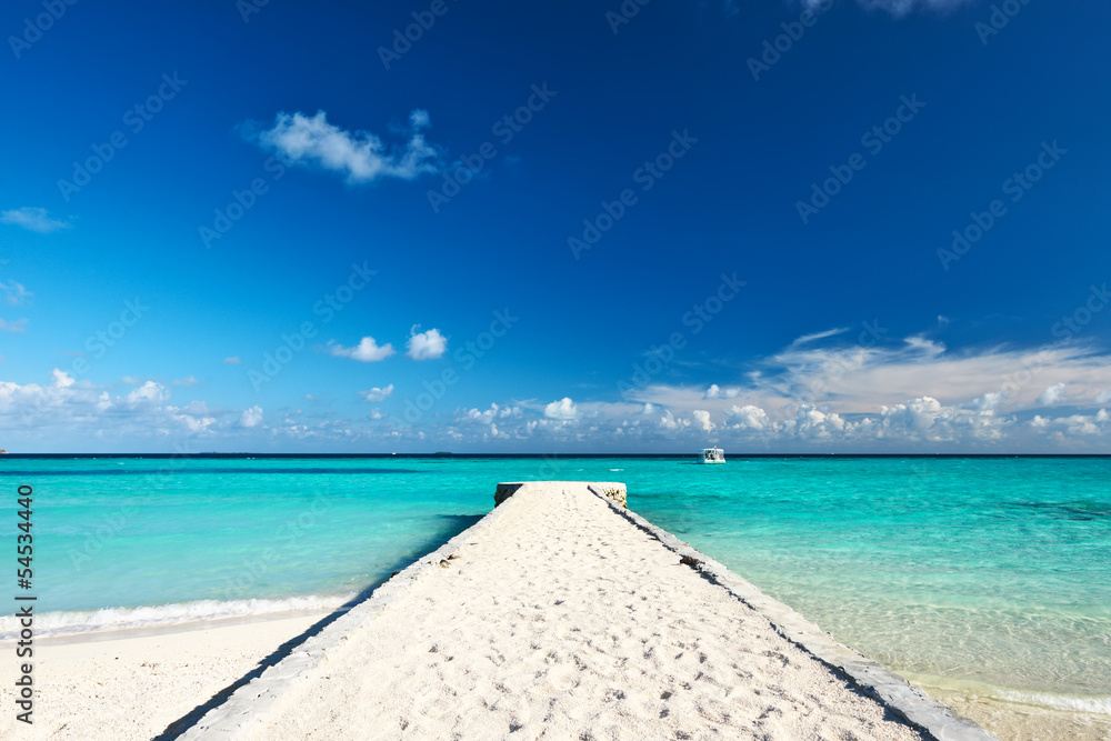 Fototapeta premium Beautiful beach with jetty
