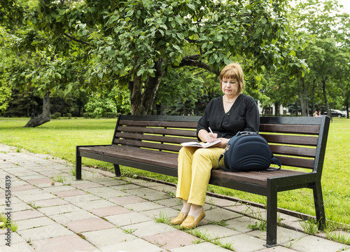 Woman plans to work dent sitting in the park in a lunch break