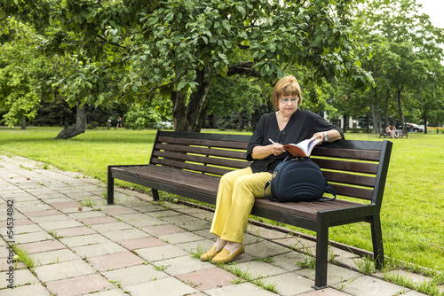 Woman plans to work dent sitting in the park in a lunch break