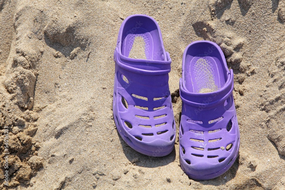 Naklejka premium Crocks in sand