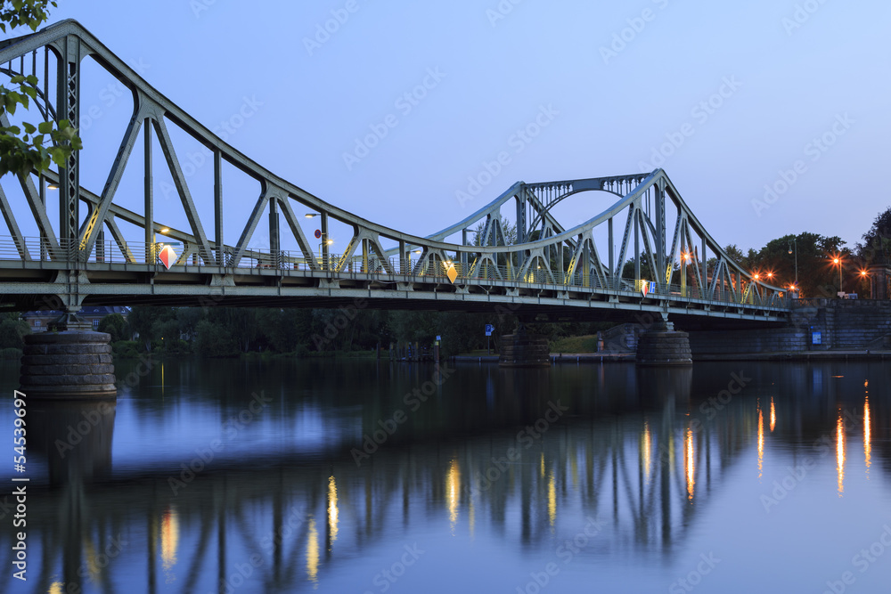 Glienicker Brücke am Abend
