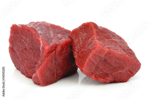 Mięso wołowe na białym tle