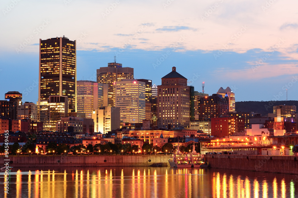 Naklejka premium Montreal over river at sunset