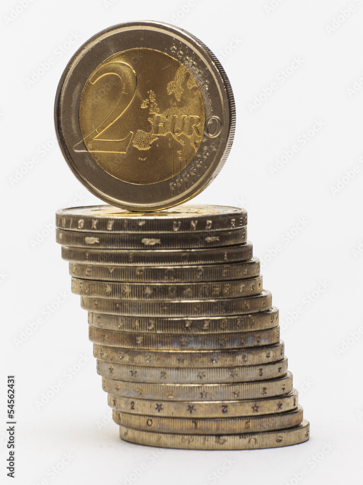 Münzstapel vor weißem Hintergrund