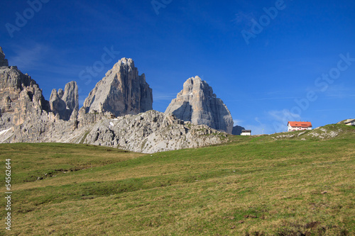 tre cime di Lavaredo e rifugio Locatelli