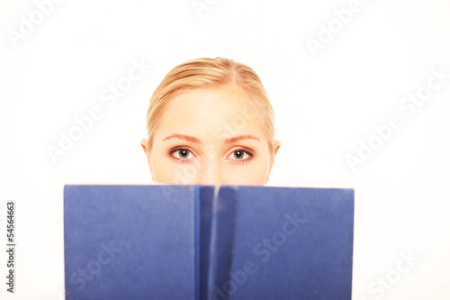 junge Frau mit Buch © Peter Atkins