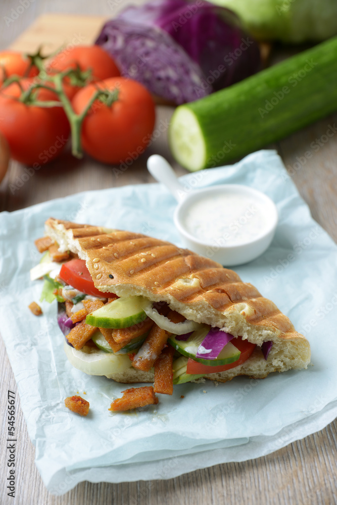 Fotografie Vegan gefülltes Fladenbrot