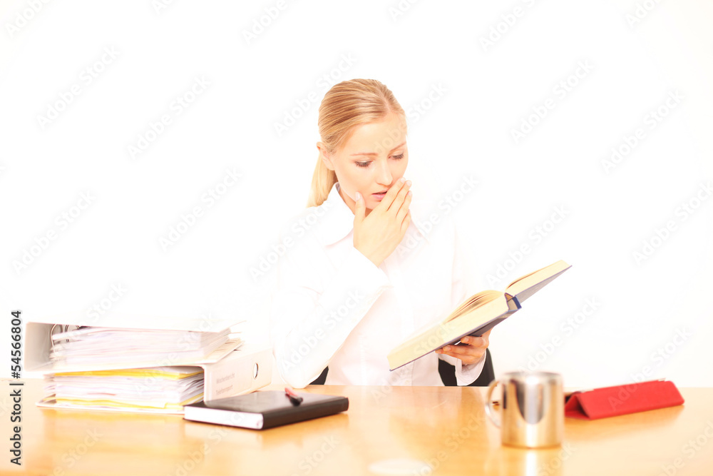 junge Studentin beim lernen