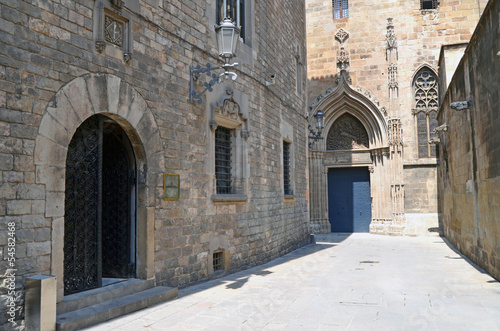 Callej  n del casco antiguo tr  s la catedral.  Barcelona.