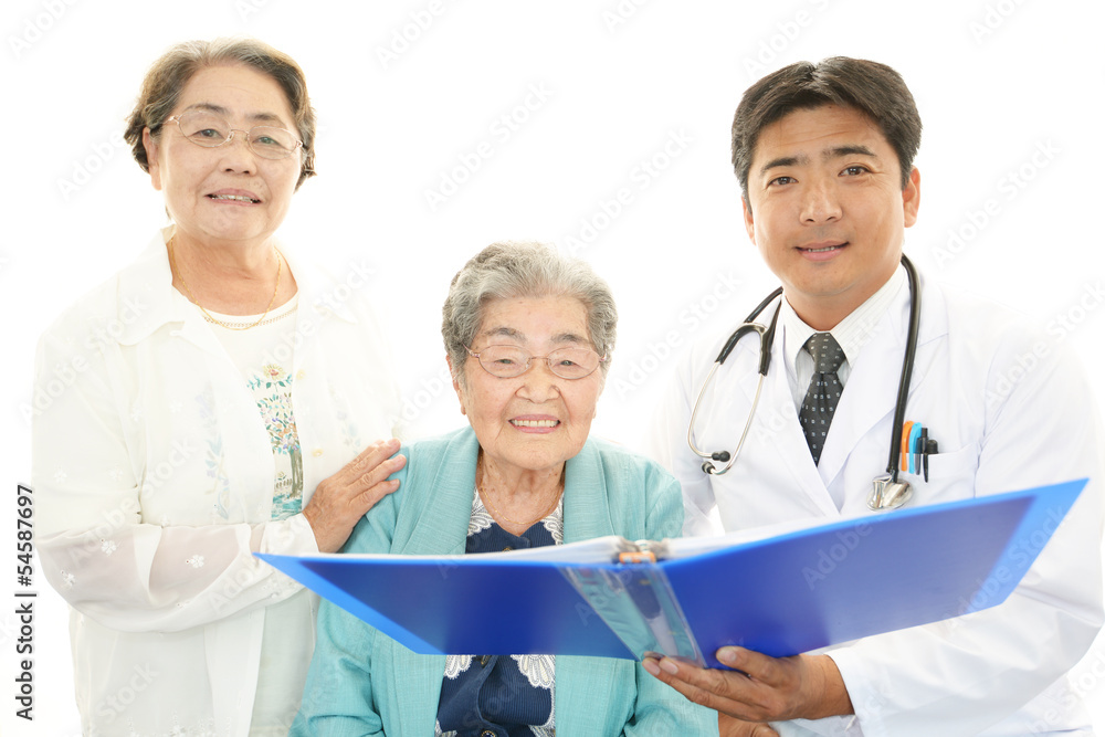 笑顔の高齢者と医療スタッフ