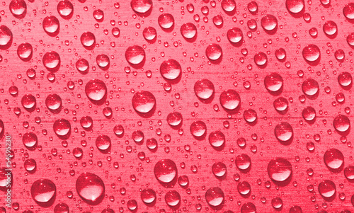 Regentropfen auf rotem Hinntergrund