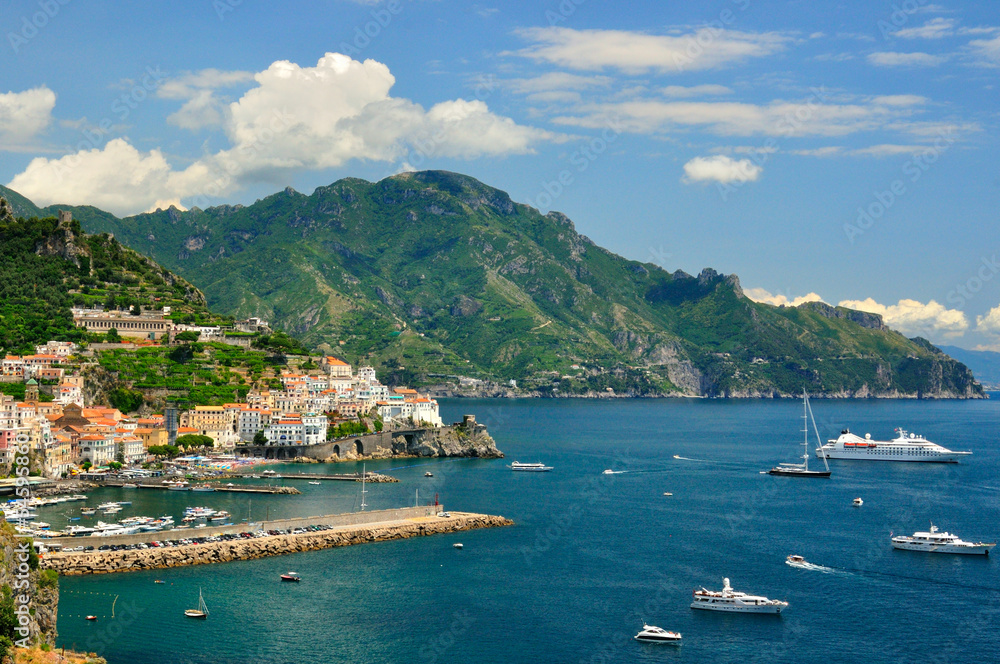 Amalfi con sfondo monti lattari e barche