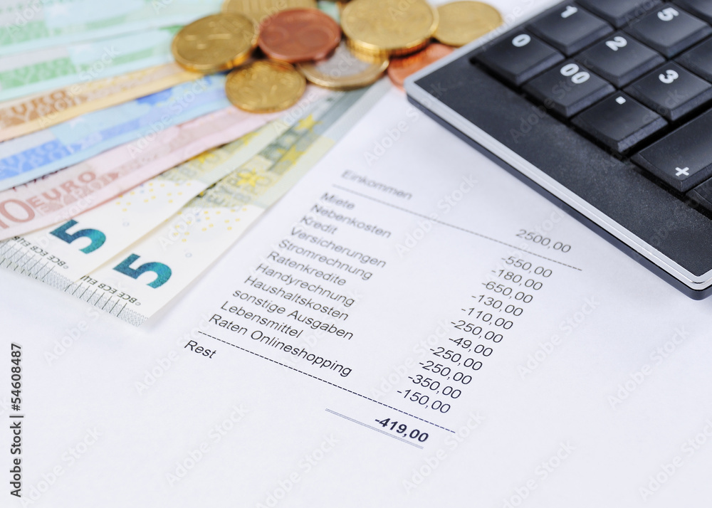 Obraz premium Euroscheine und Münzen mit Tabelle und Taschenrechner