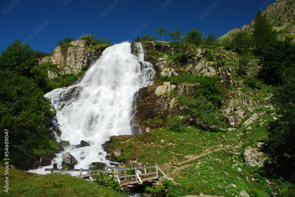 Obraz premium cascade dans la vallée stura
