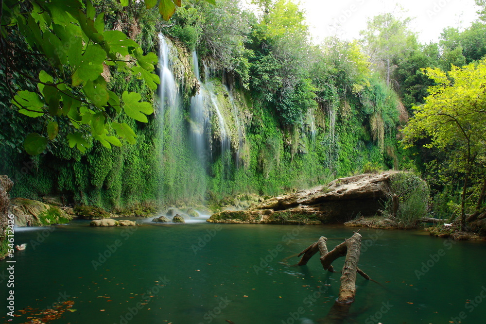 Fototapeta premium widok na wodospad w Kursunlu antalya