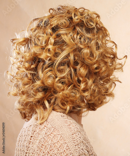 Foto Beautiful female curly blond  hairs - back view