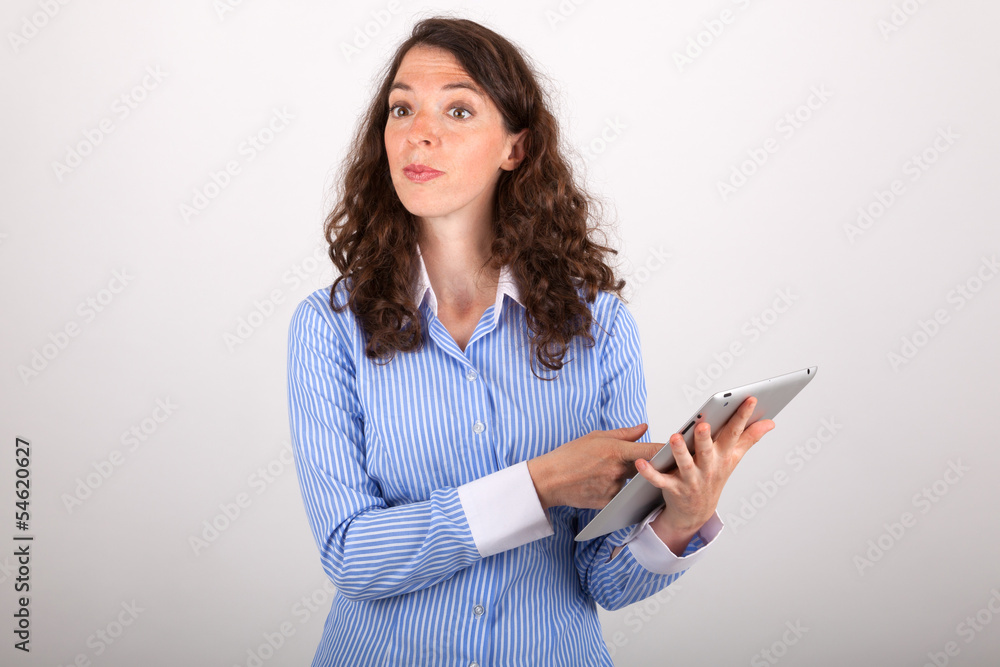 Die junge Geschäftsfrau arbeitet mit ihrem Tablet PC Die junge Geschäftsfrau arbeitet mit ihrem Tablet PC