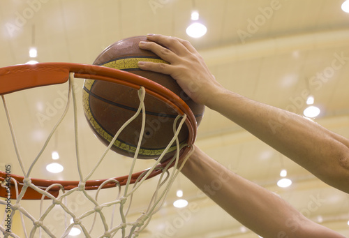 Fotografie scoring basket in basketball court