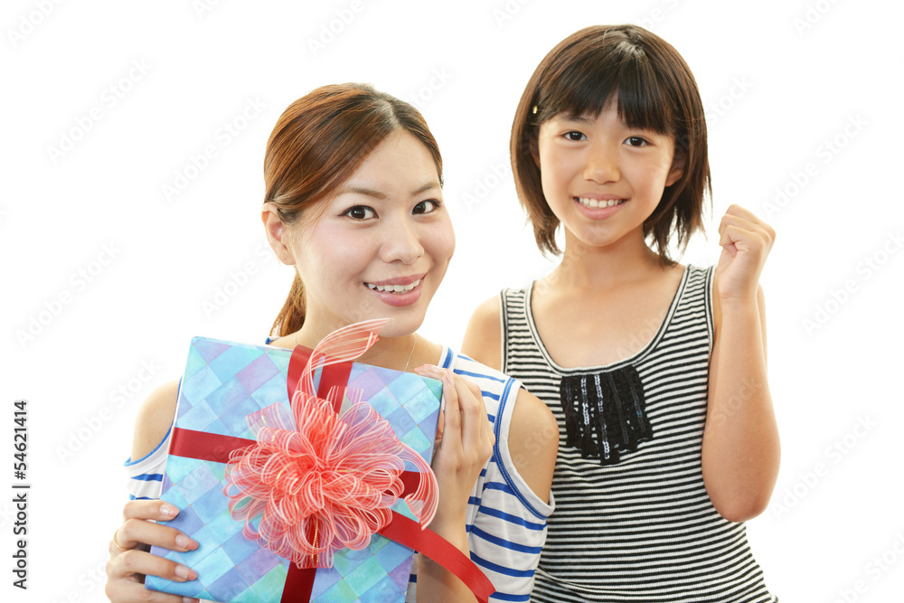 プレゼントを手渡す笑顔の女の子 プレゼントを手渡す笑顔の女の子