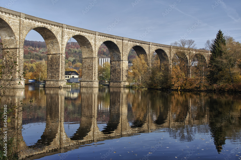 Fototapeta premium Eisenbahnbrücke Ruhr-Viadukt über den Harkortsee, Herdecke