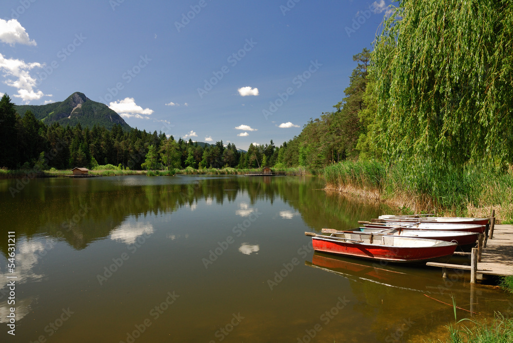 Boote liegen am Völser Weiher in Südtirol Boote liegen am Völser Weiher in Südtirol