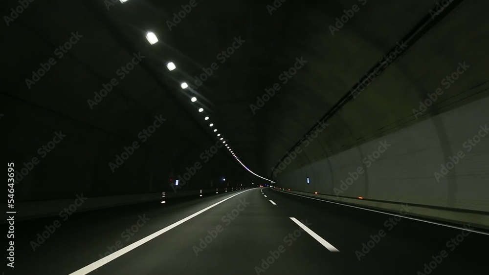 トンネル内を走行中の風景