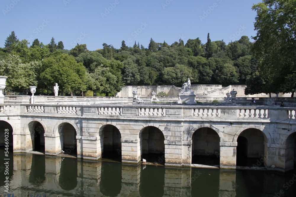 Naklejka premium Arcade d'un bassin, jardins de la Fontaine à Nîmes