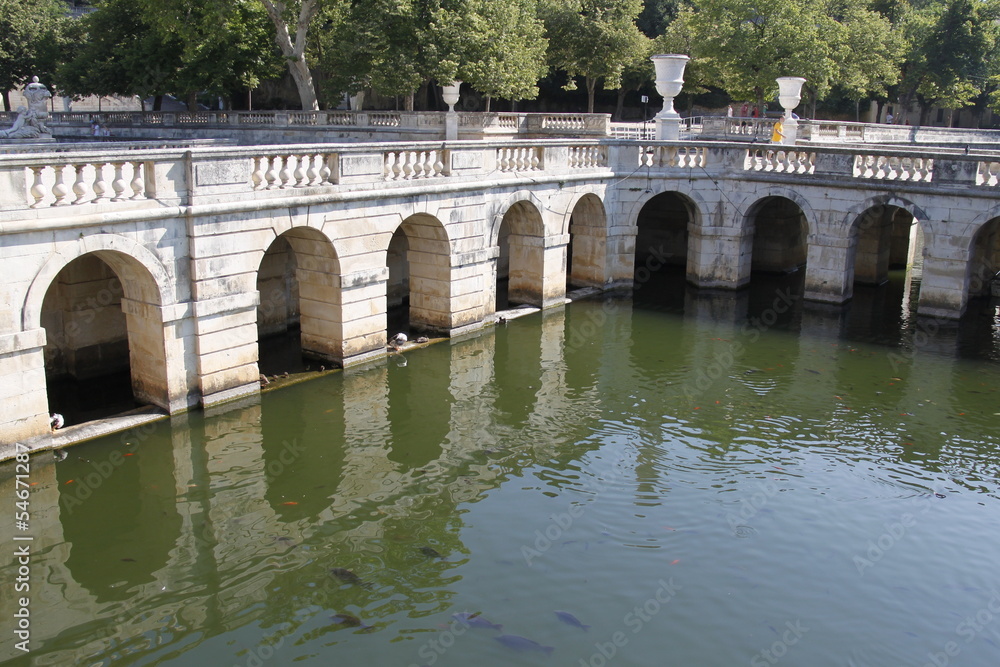 Bassin des jardins de la Fontaine à Nîmes