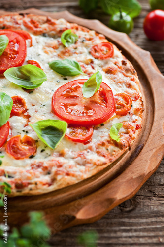 frische pizza mit tomaten und basilikum