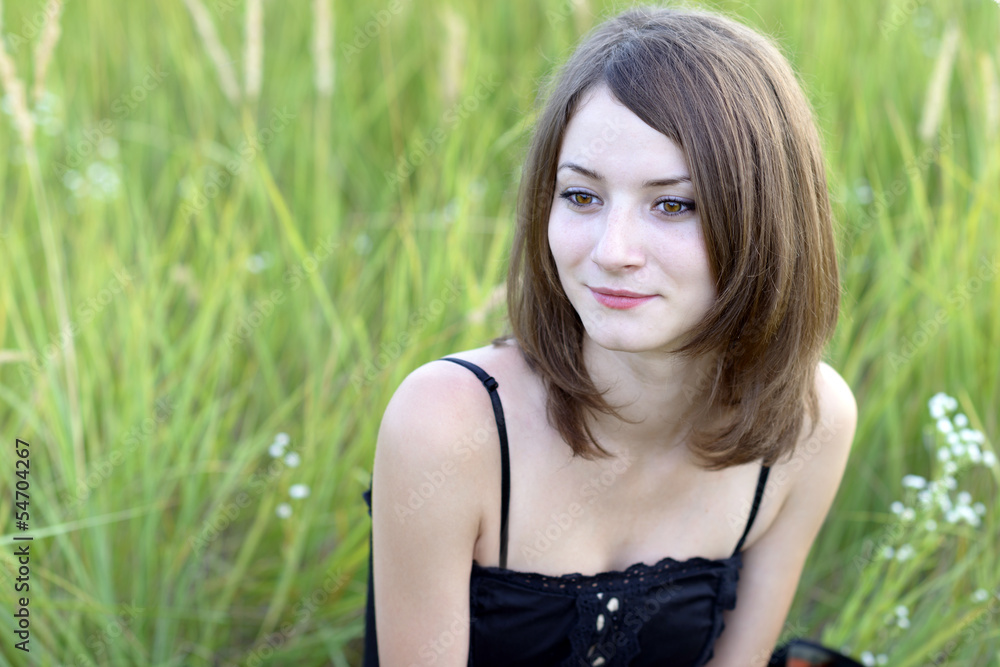 Naklejka premium Romantic young woman posing outdoor.