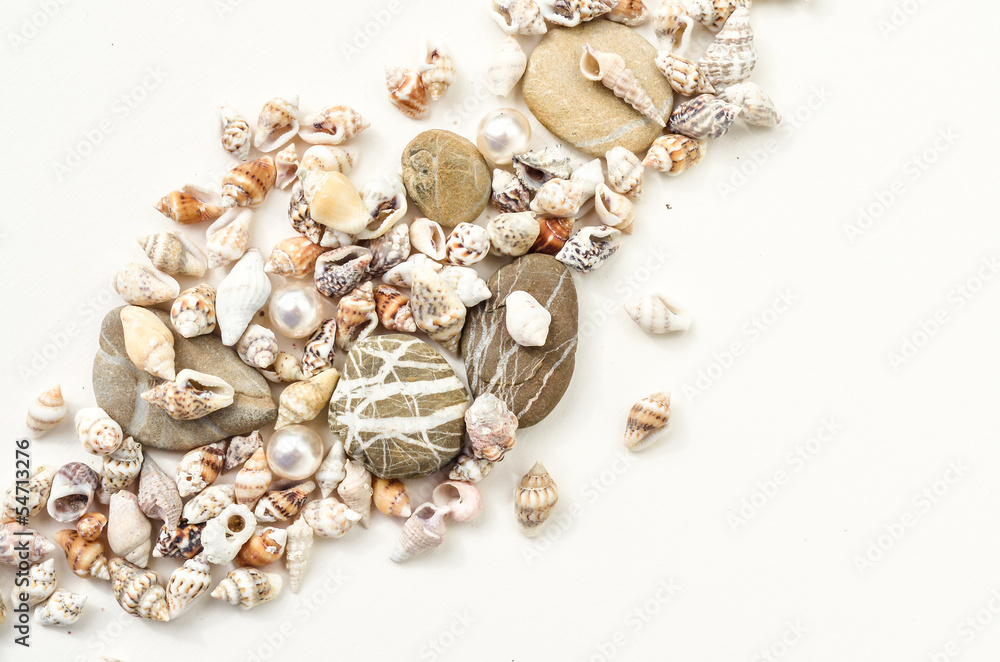 Obraz premium Streifensteine mit Perlen und Muscheln