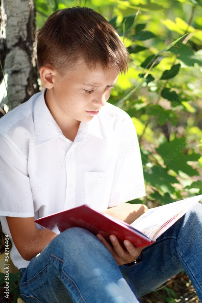 Fototapeta premium boy reading book