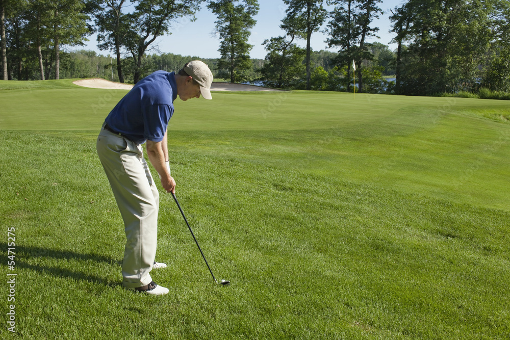 Fototapeta premium Golfer chipping onto green