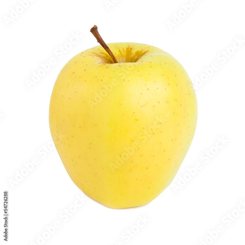 gelber Apfel vor weißem Hintergrund