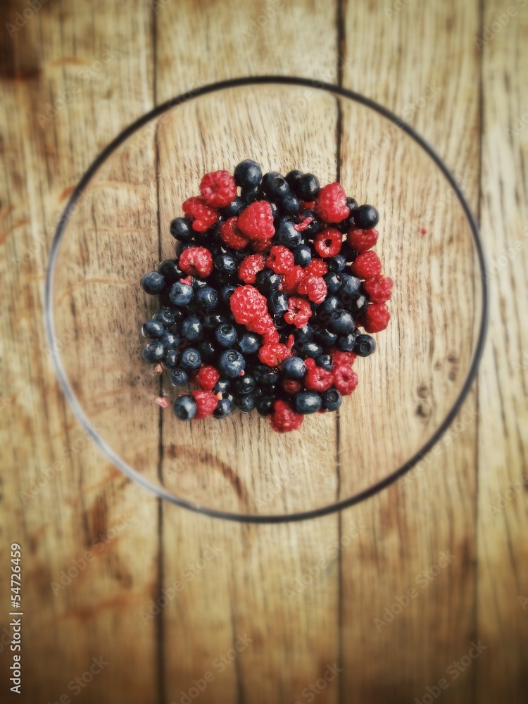 Waldbeeren auf Tisch Stock Photo | Adobe Stock