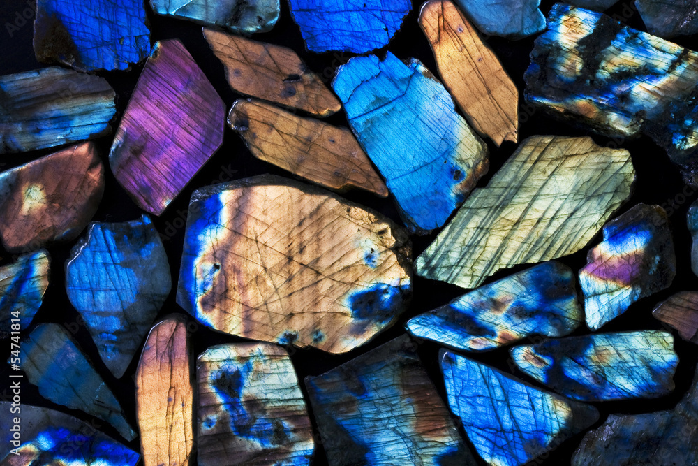 Obraz premium Wiele kolorowych naturalnych kamieni labradorytowych.