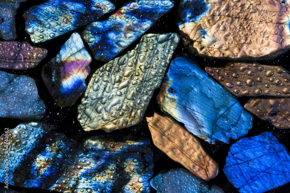 Obraz premium Kolorowe mokre kamienie labradorytowe.