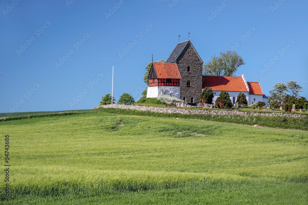 Grüne Felder und Kirche Ruts Kirke