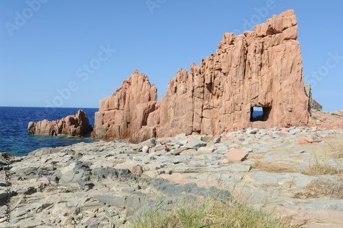 Roccia rossa sulla costa ad Arbatax sull'isola di Sardegna