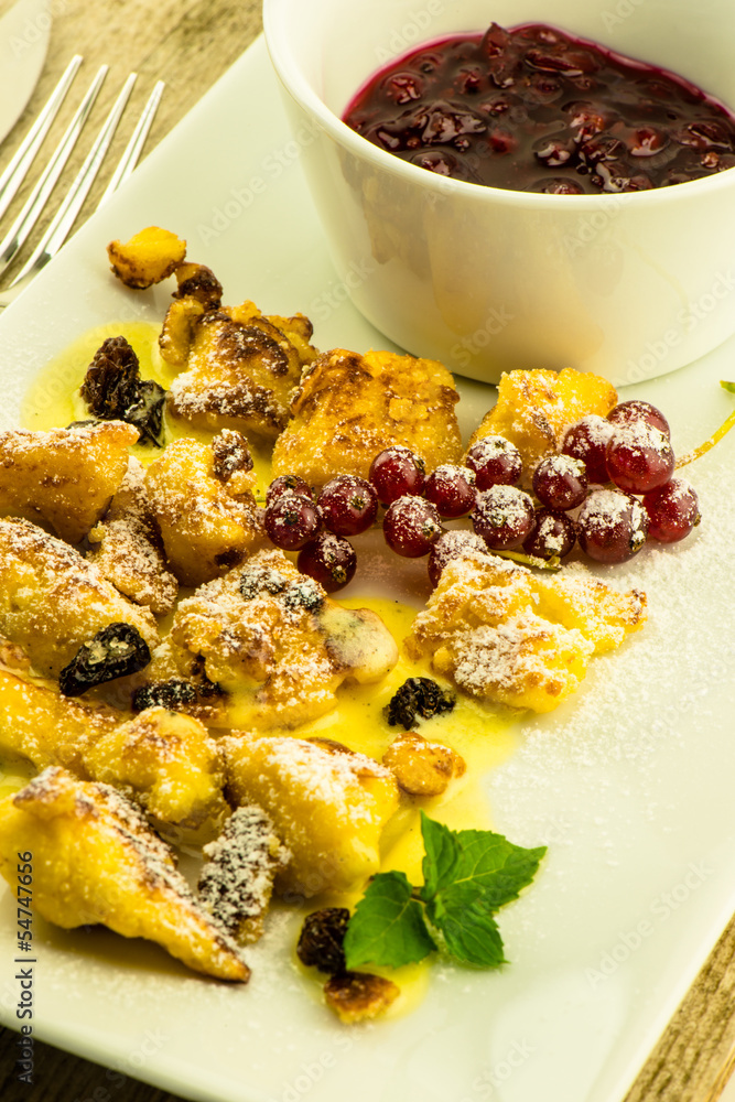 Leckerer Kaiserschmarrn mit Johannisbeeren und Vanillesauce Leckerer Kaiserschmarrn mit Johannisbeeren und Vanillesauce