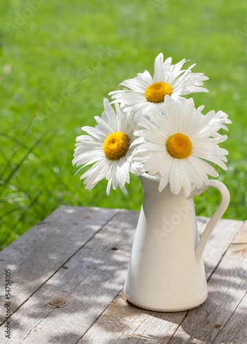 Fototapeta Naklejka Na Ścianę i Meble -  Fresh chamomile bouquet in vase