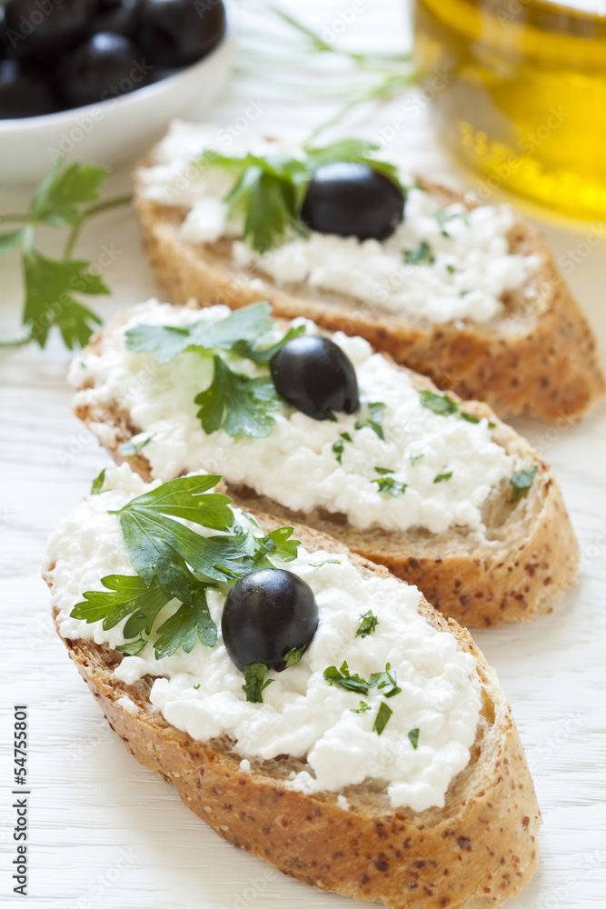 Crostini with cottage cheese, parsley and olive