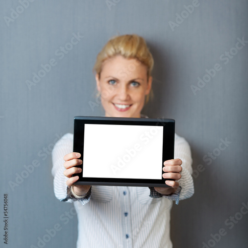 lächelnde frau zeigt tablet-bildschirm