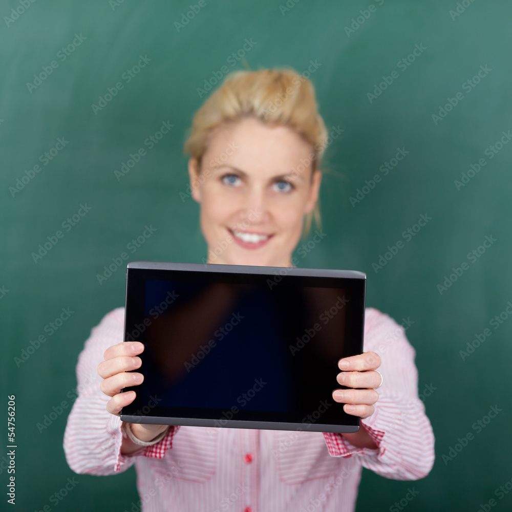 studentin zeigt tablet-bildschirm studentin zeigt tablet-bildschirm