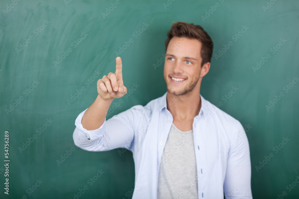 student vor der tafel zeigt auf etwas