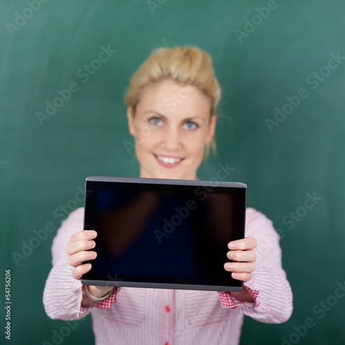 studentin zeigt tablet-bildschirm
