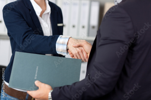 handschlag im bewerbungsgespräch