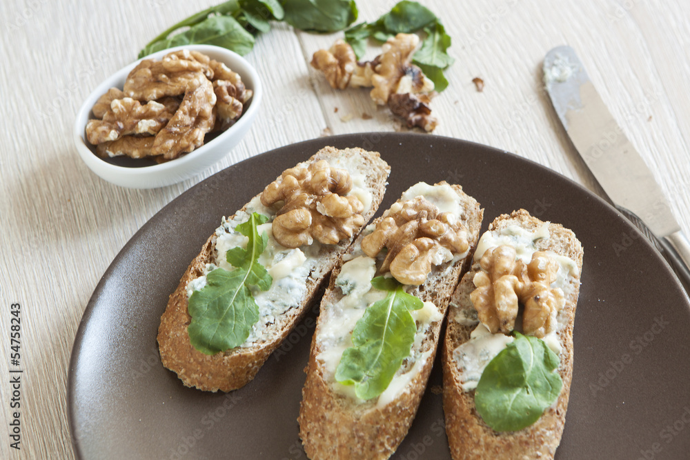 Crostini with gorgonzola cheese, arugula and walnut Crostini with gorgonzola cheese, arugula and walnut
