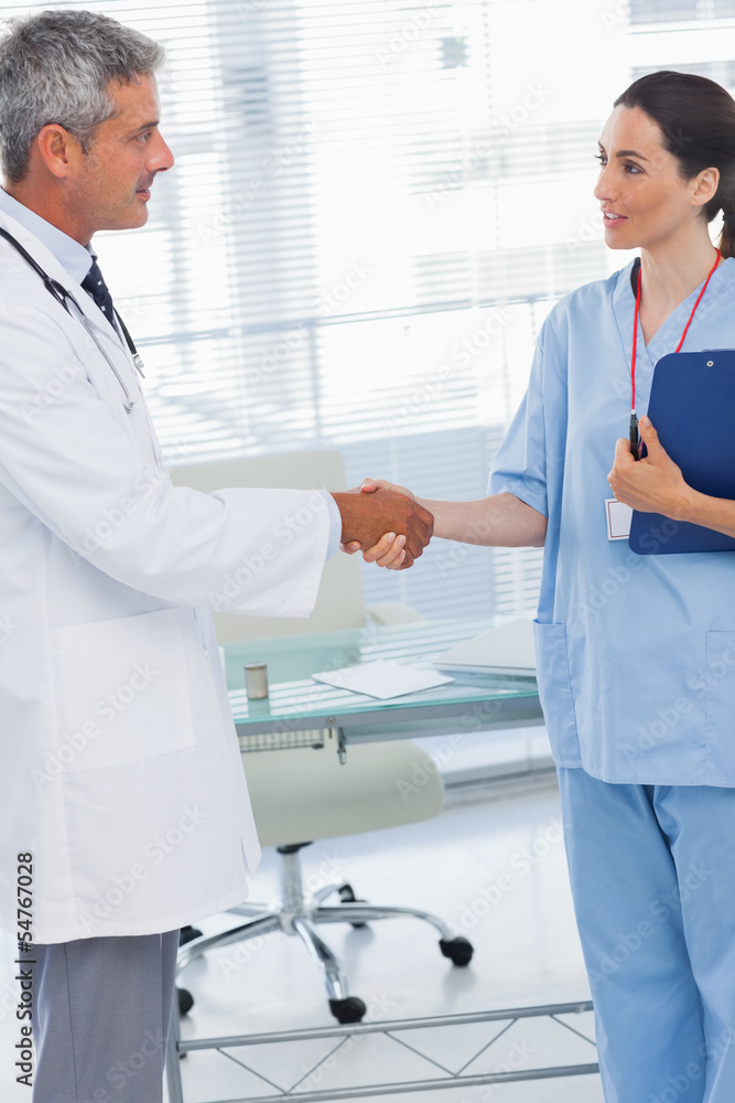 Obraz premium Doctor shaking hands with nurse
