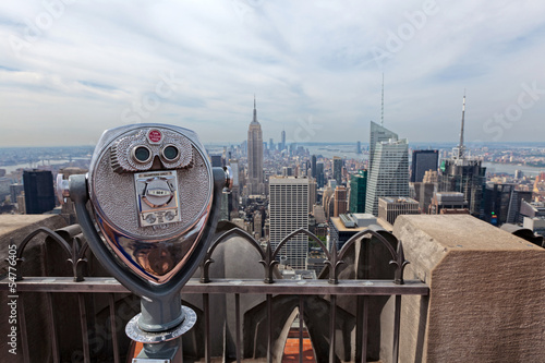 Murais de parede Binoculars looking down to the Empire State building in New York